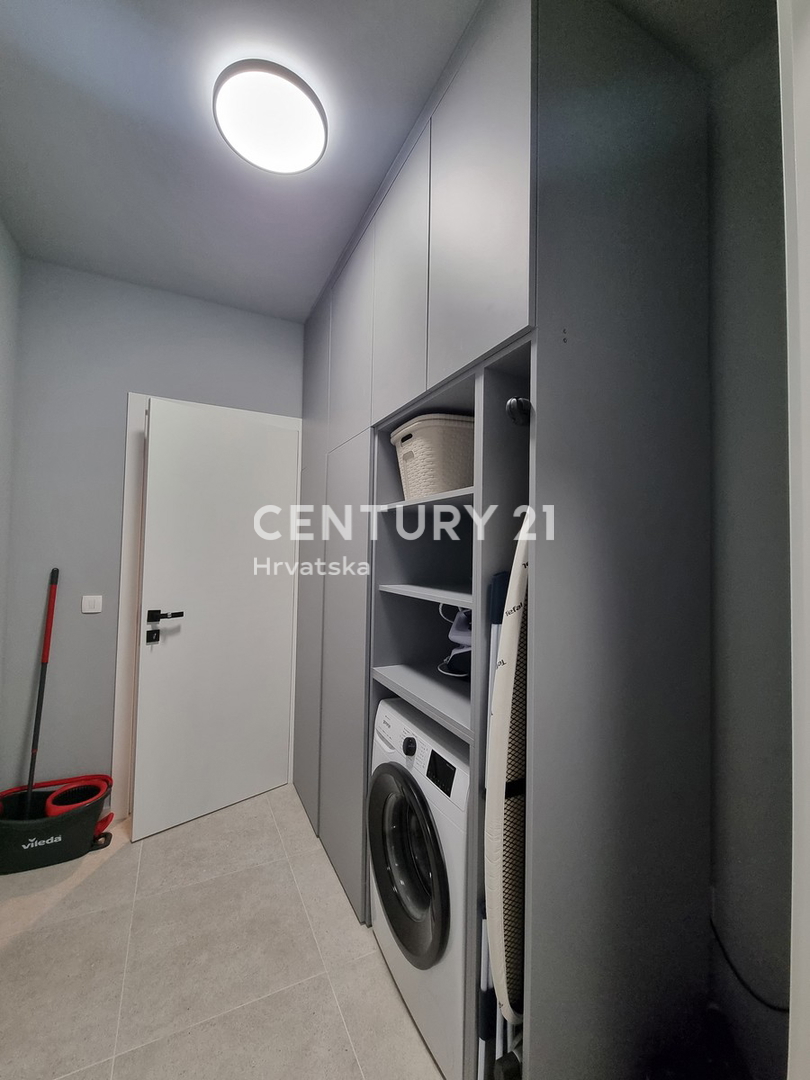 TAR VABRIGA, NOVOGRADNJA, DVOSTOPENJSKO STANOVANJE V PRIZEMLJU IN PRVEM NADSTROPJU Z BAZENOM