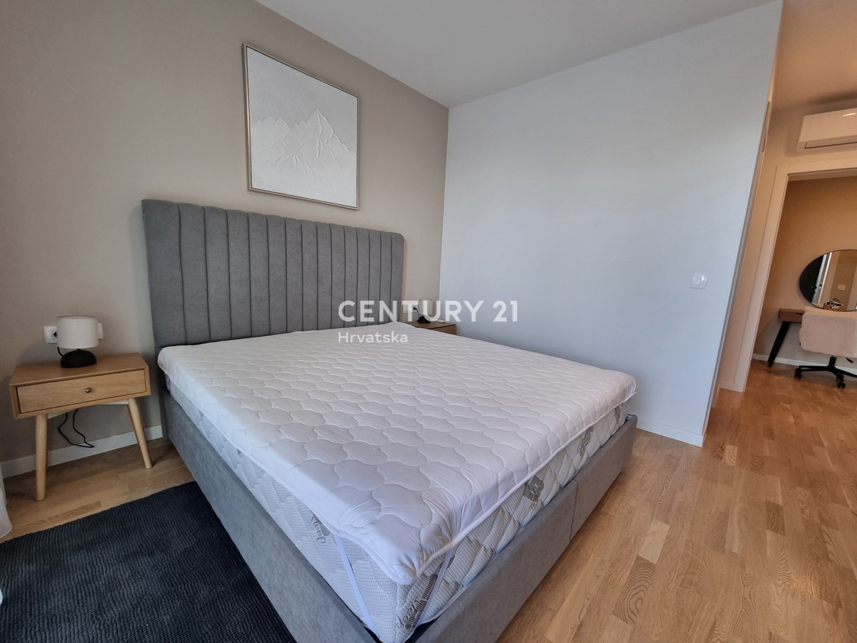 TAR VABRIGA, NOVOGRADNJA, DVOSTOPENJSKO STANOVANJE V PRIZEMLJU IN PRVEM NADSTROPJU Z BAZENOM