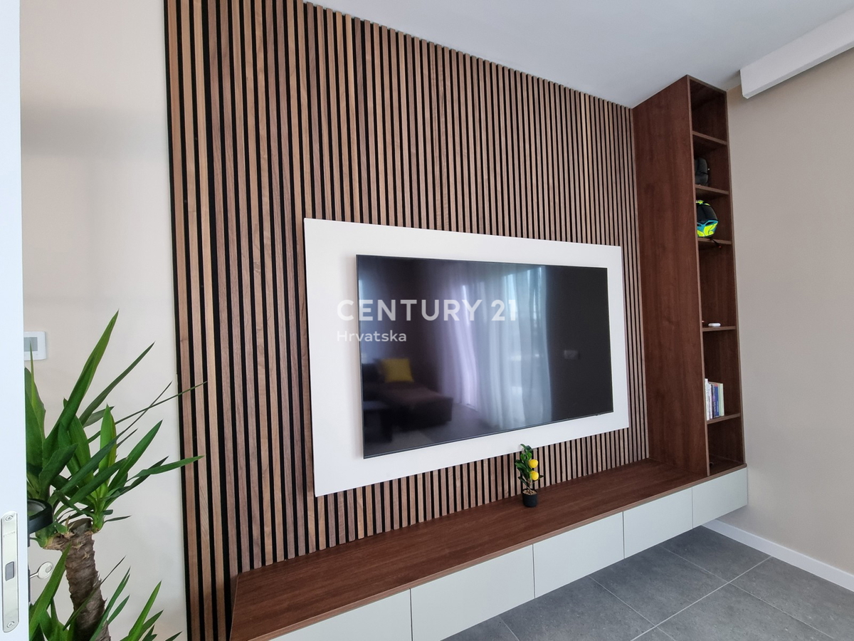 TAR VABRIGA, NOVOGRADNJA, DVOSTOPENJSKO STANOVANJE V PRIZEMLJU IN PRVEM NADSTROPJU Z BAZENOM