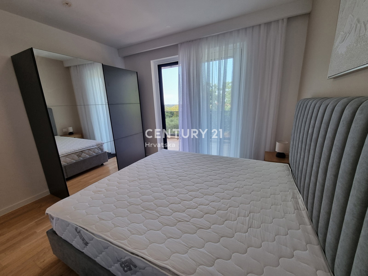 TAR VABRIGA, NOVOGRADNJA, DVOSTOPENJSKO STANOVANJE V PRIZEMLJU IN PRVEM NADSTROPJU Z BAZENOM