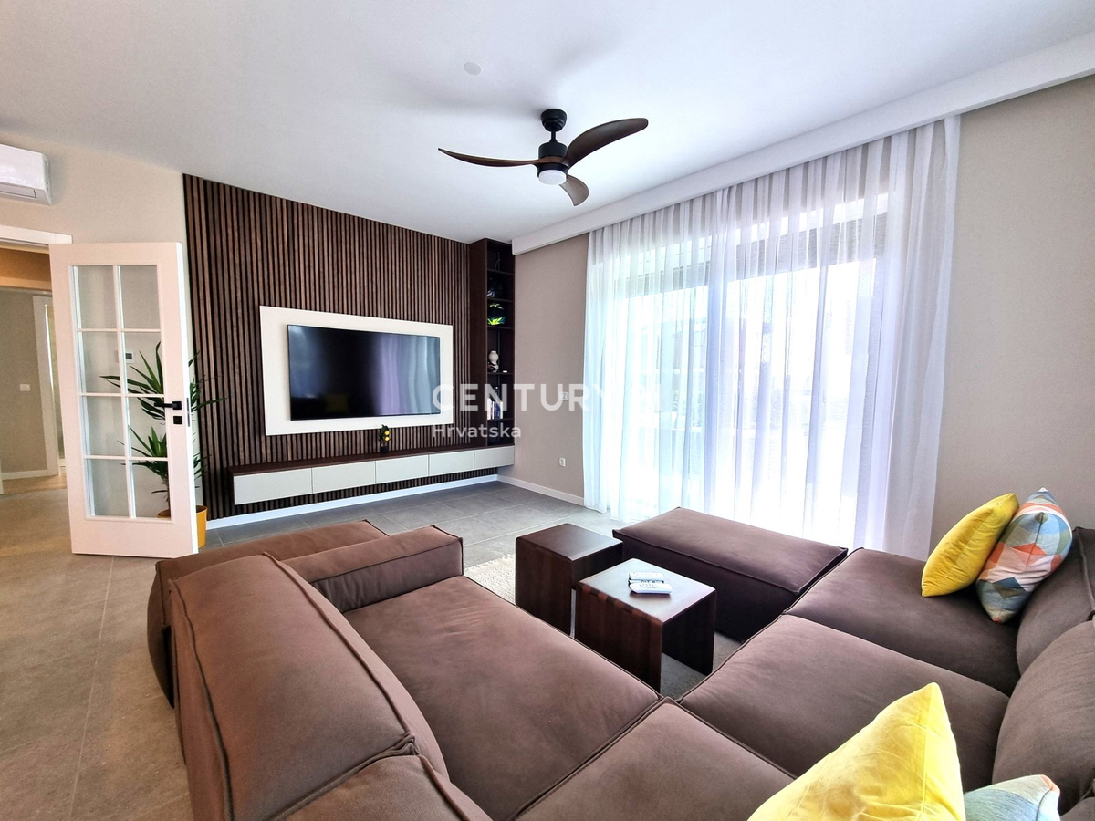 TAR VABRIGA, NOVOGRADNJA, DVOSTOPENJSKO STANOVANJE V PRIZEMLJU IN PRVEM NADSTROPJU Z BAZENOM