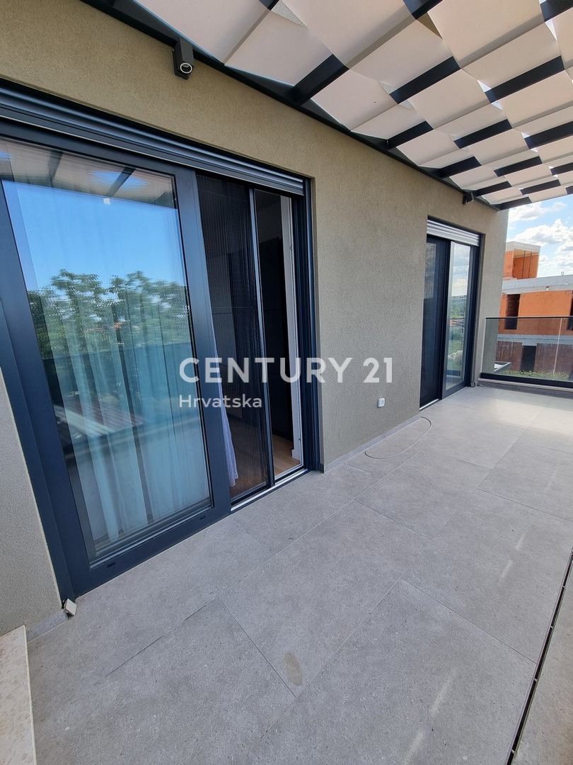 TAR VABRIGA, NOVOGRADNJA, DVOSTOPENJSKO STANOVANJE V PRIZEMLJU IN PRVEM NADSTROPJU Z BAZENOM