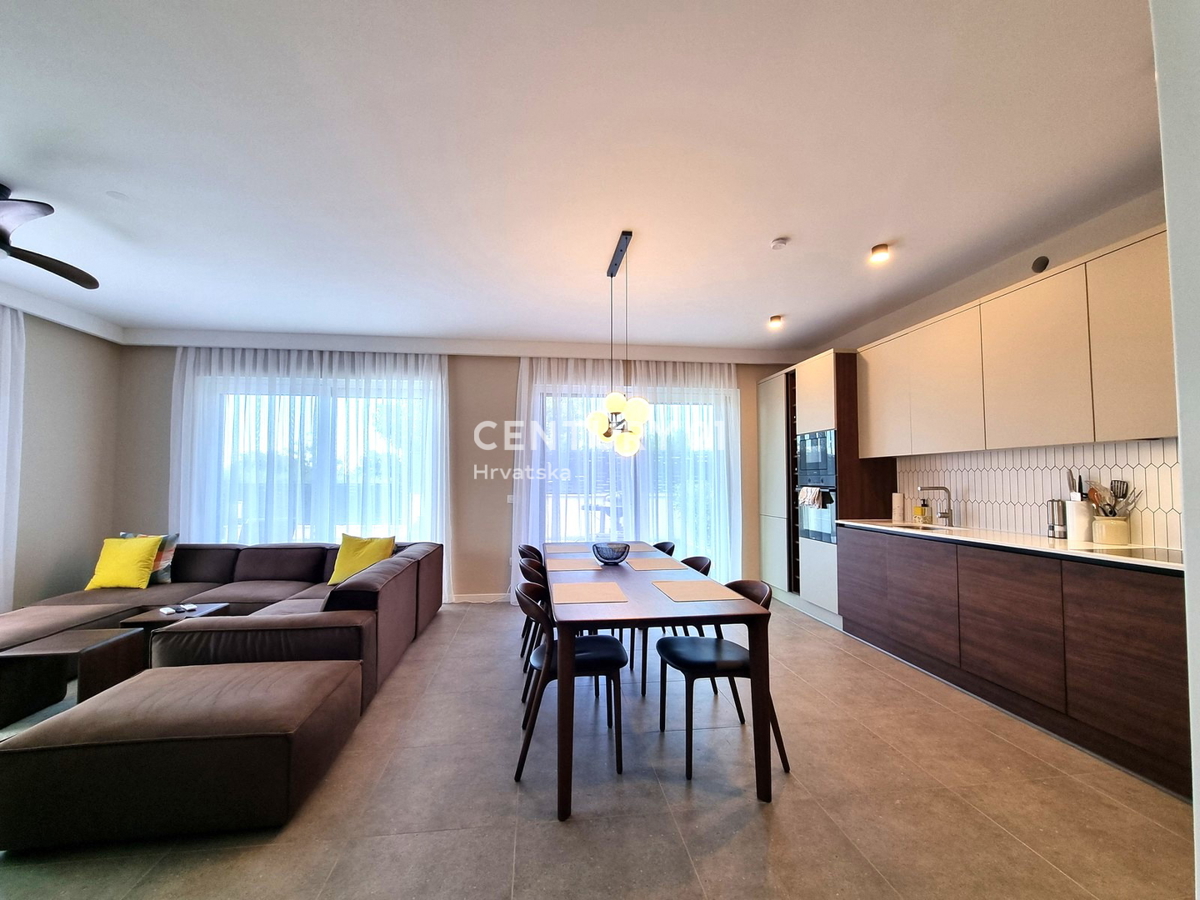 TAR VABRIGA, NOVOGRADNJA, DVOSTOPENJSKO STANOVANJE V PRIZEMLJU IN PRVEM NADSTROPJU Z BAZENOM