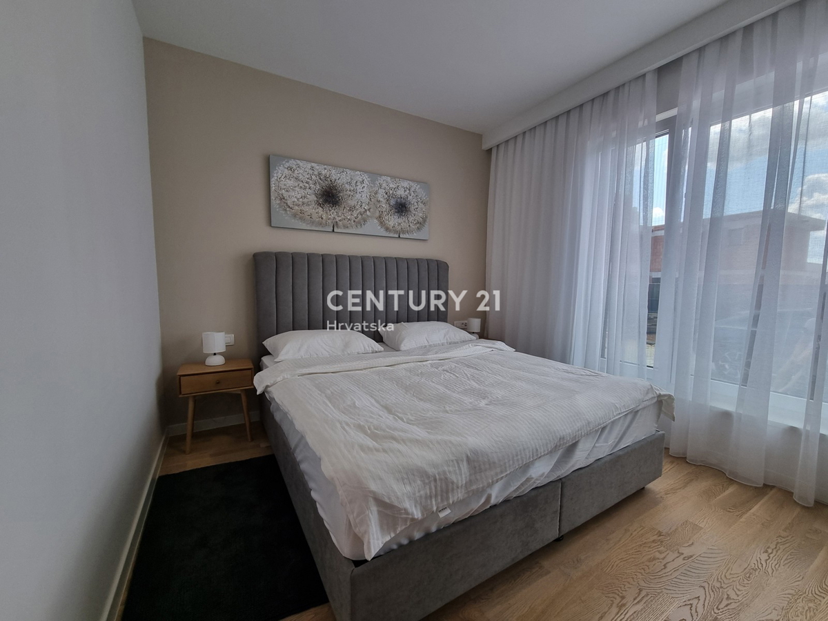 TAR VABRIGA, NOVOGRADNJA, DVOSTOPENJSKO STANOVANJE V PRIZEMLJU IN PRVEM NADSTROPJU Z BAZENOM