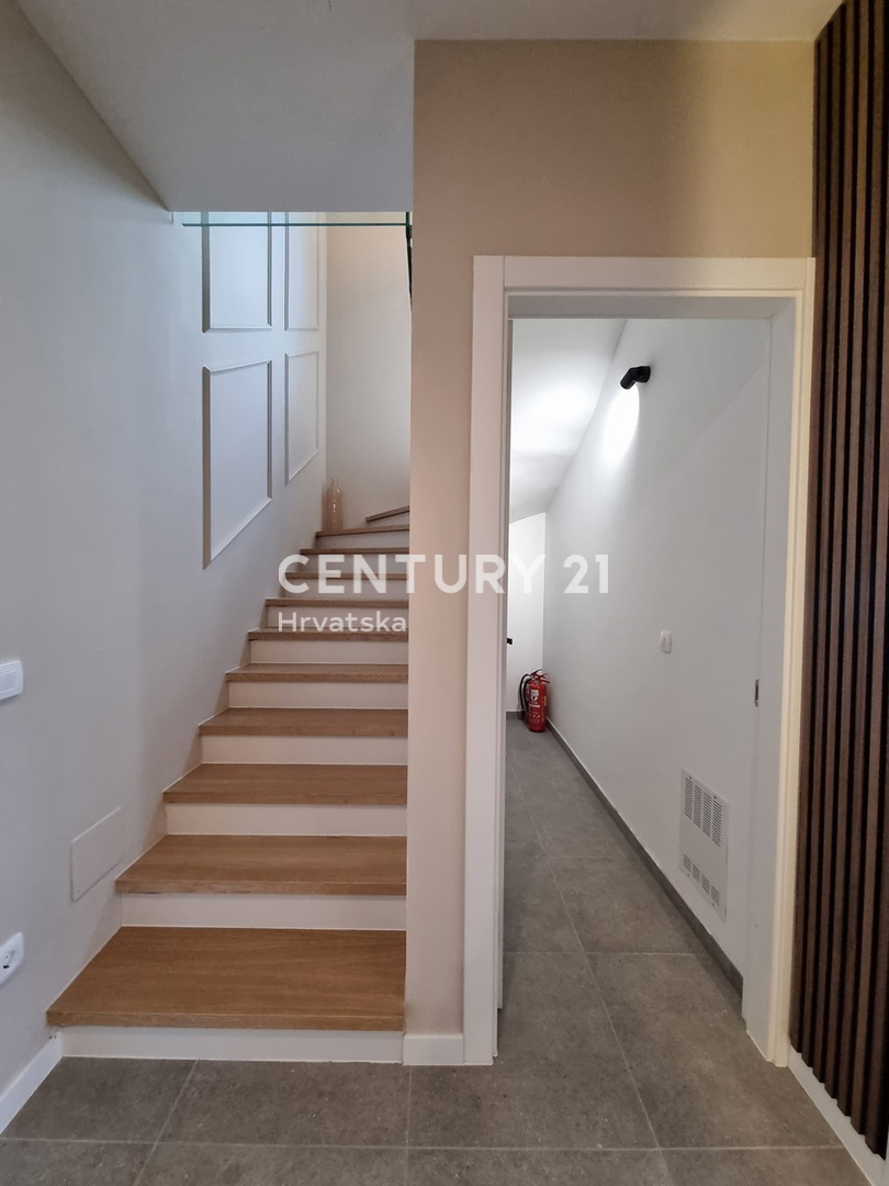 TAR VABRIGA, NOVOGRADNJA, DVOSTOPENJSKO STANOVANJE V PRIZEMLJU IN PRVEM NADSTROPJU Z BAZENOM