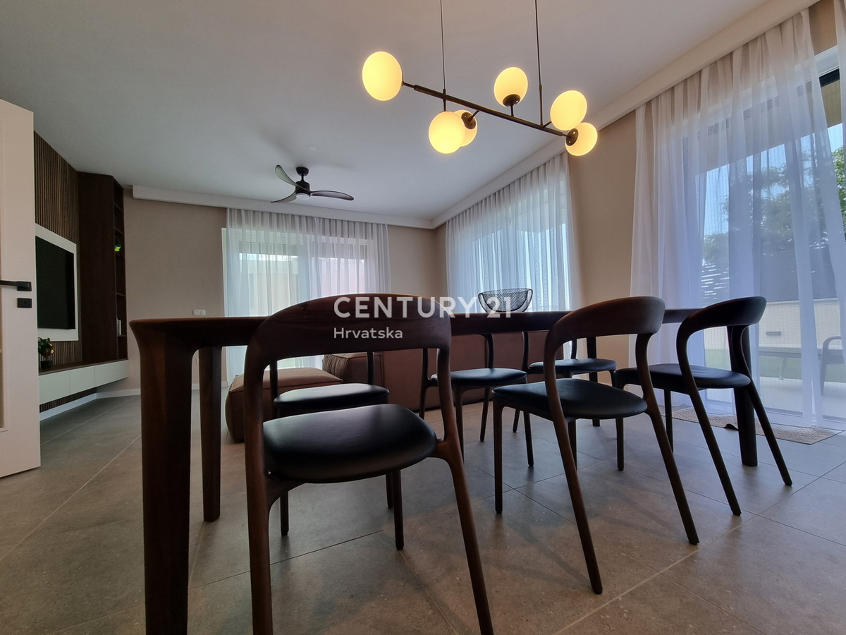 TAR VABRIGA, NOVOGRADNJA, DVOSTOPENJSKO STANOVANJE V PRIZEMLJU IN PRVEM NADSTROPJU Z BAZENOM