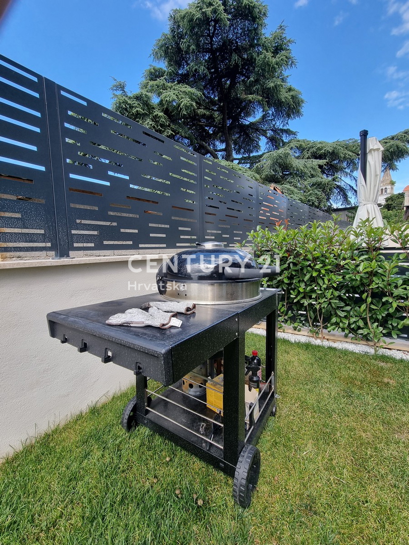 TAR VABRIGA, NOVOGRADNJA, DVOSTOPENJSKO STANOVANJE V PRIZEMLJU IN PRVEM NADSTROPJU Z BAZENOM