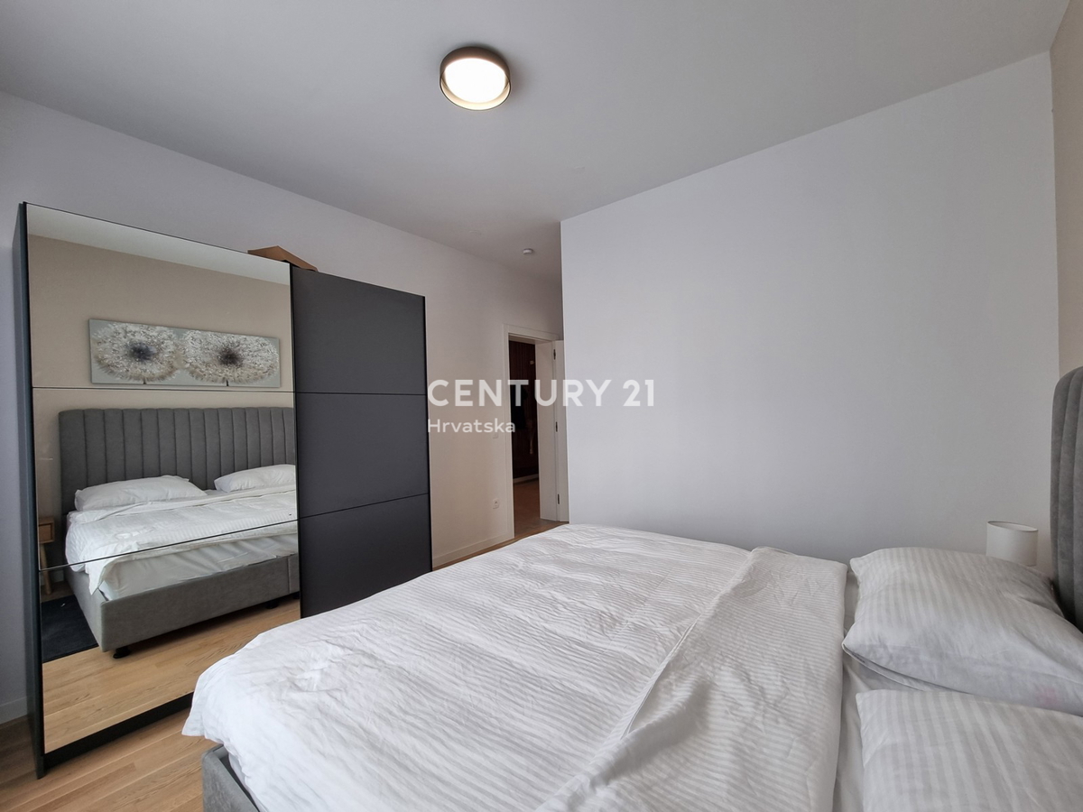 TAR VABRIGA, NOVOGRADNJA, DVOSTOPENJSKO STANOVANJE V PRIZEMLJU IN PRVEM NADSTROPJU Z BAZENOM