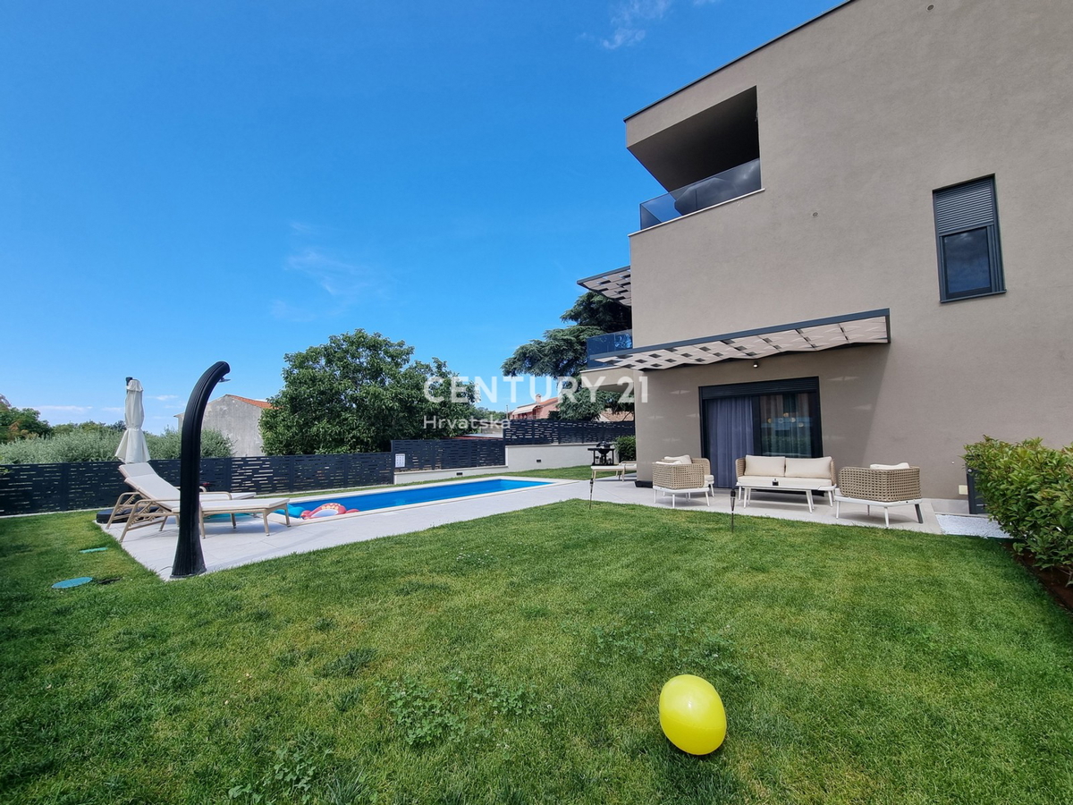 TAR VABRIGA, NOVOGRADNJA, DVOSTOPENJSKO STANOVANJE V PRIZEMLJU IN PRVEM NADSTROPJU Z BAZENOM