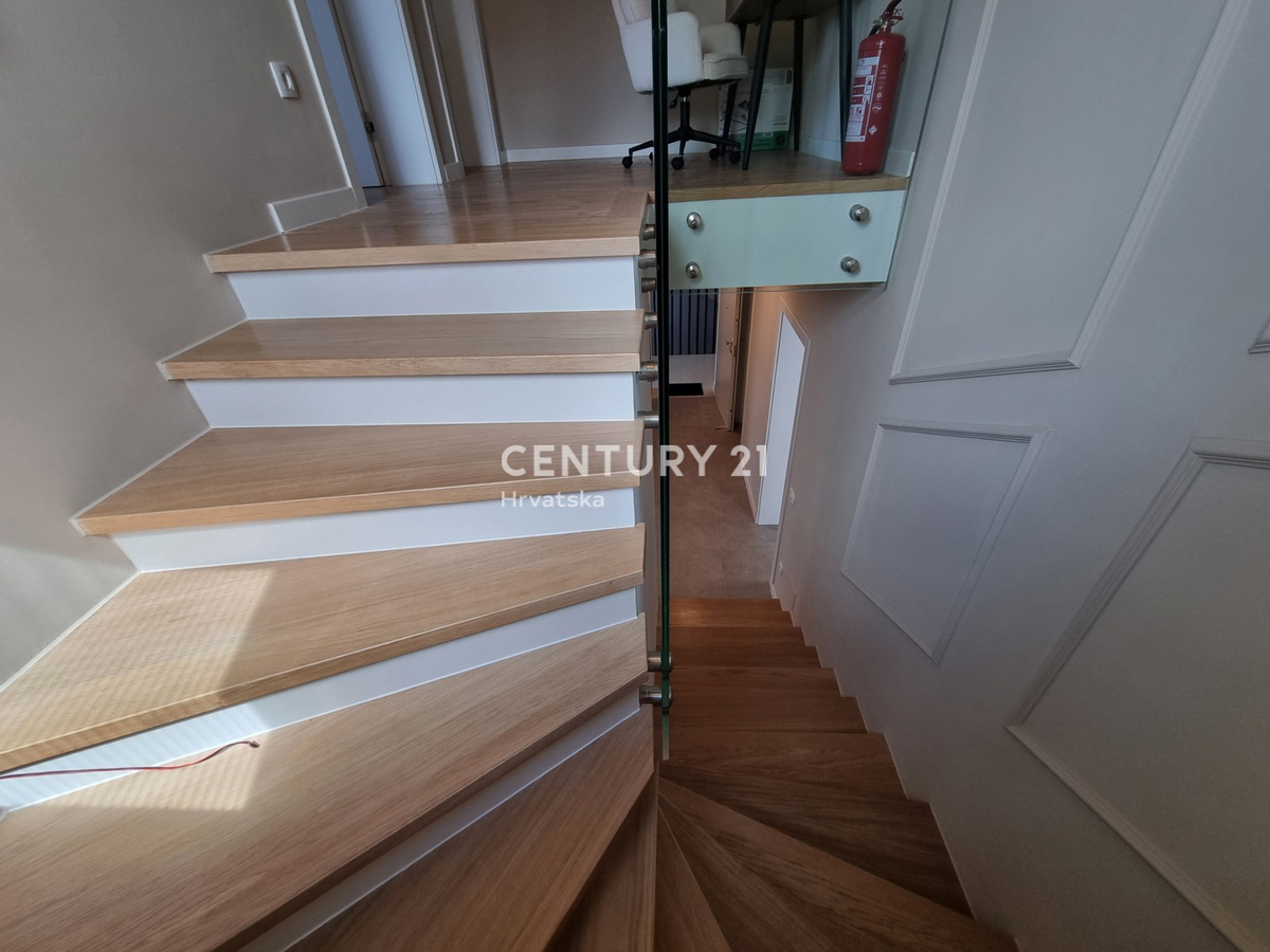 TAR VABRIGA, NOVOGRADNJA, DVOSTOPENJSKO STANOVANJE V PRIZEMLJU IN PRVEM NADSTROPJU Z BAZENOM