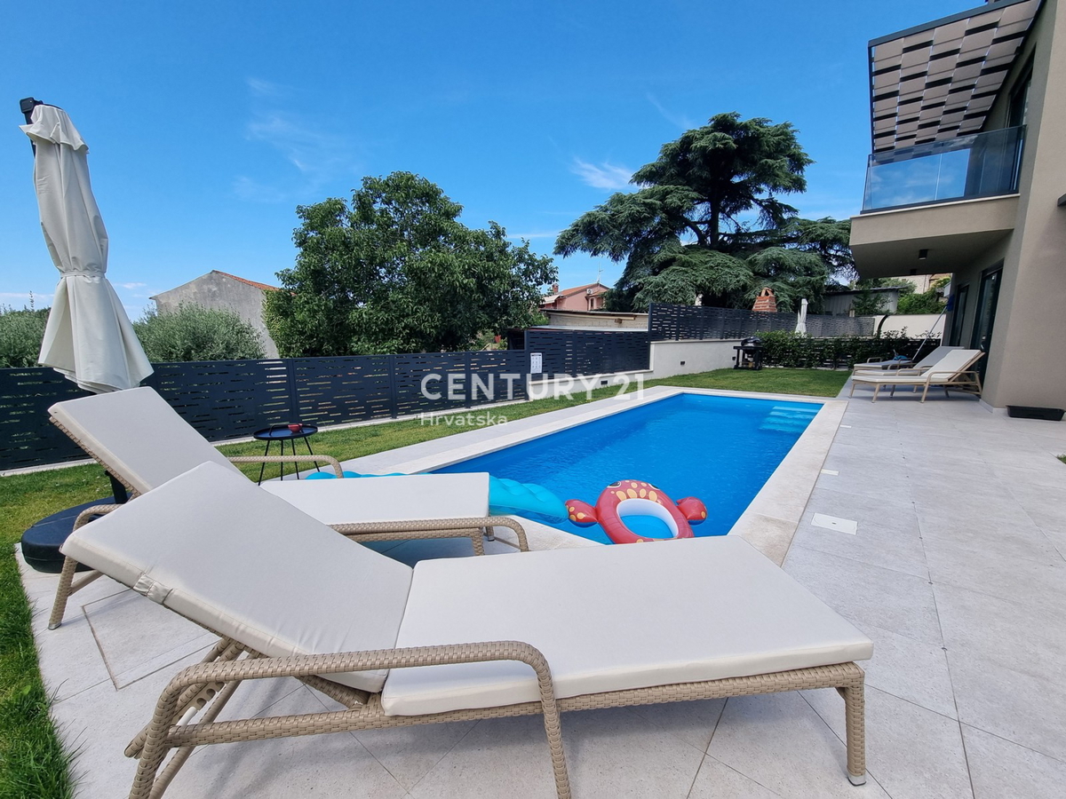 TAR VABRIGA, NOVOGRADNJA, DVOSTOPENJSKO STANOVANJE V PRIZEMLJU IN PRVEM NADSTROPJU Z BAZENOM