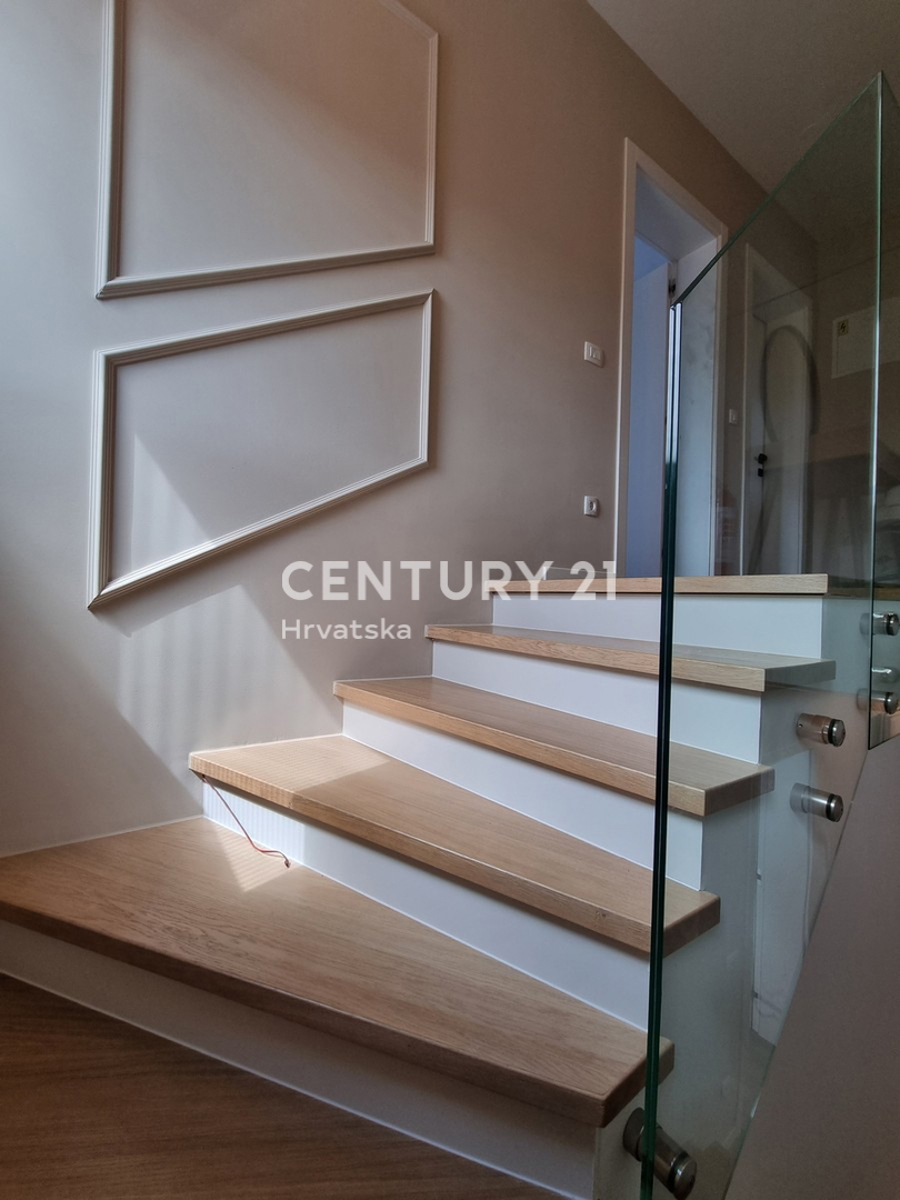 TAR VABRIGA, NOVOGRADNJA, DVOSTOPENJSKO STANOVANJE V PRIZEMLJU IN PRVEM NADSTROPJU Z BAZENOM