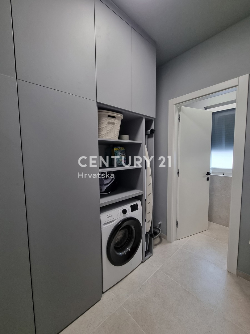 TAR VABRIGA, NOVOGRADNJA, DVOSTOPENJSKO STANOVANJE V PRIZEMLJU IN PRVEM NADSTROPJU Z BAZENOM