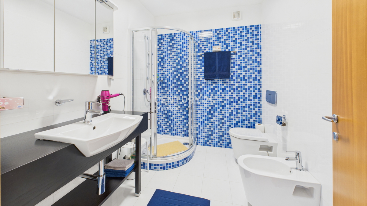 VABRIGA, PRODAJA TROSOBNEGA STANOVANJA S POGLEDOM NA MORJE