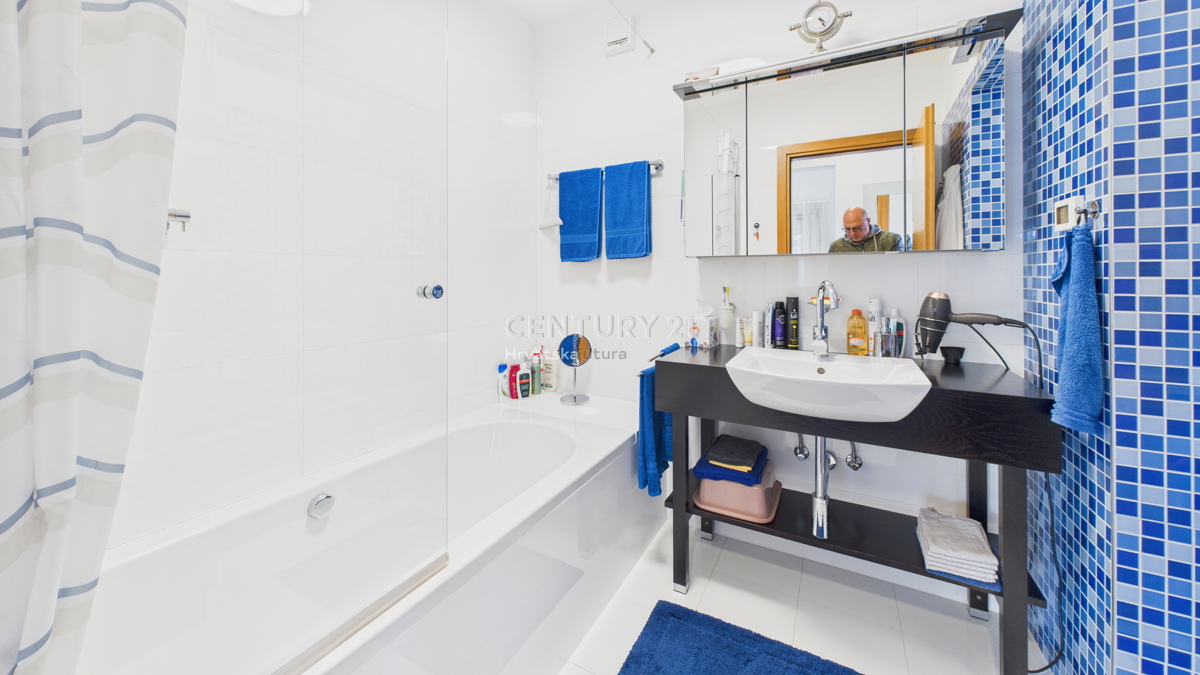 VABRIGA, PRODAJA TROSOBNEGA STANOVANJA S POGLEDOM NA MORJE