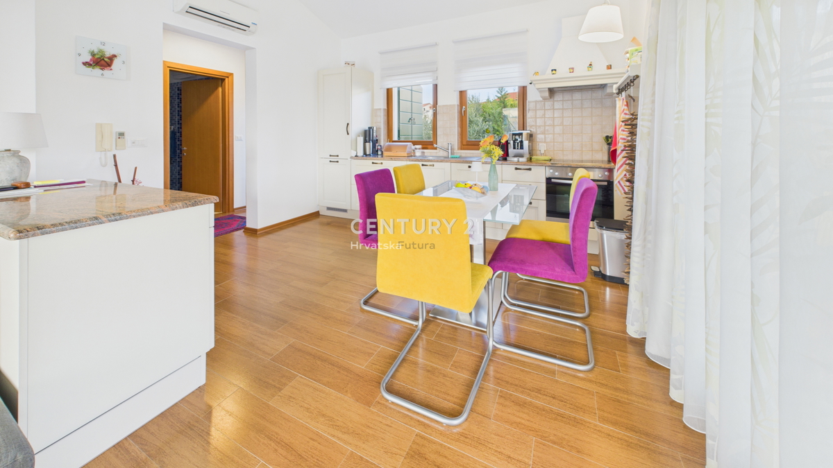 VABRIGA, PRODAJA TROSOBNEGA STANOVANJA S POGLEDOM NA MORJE