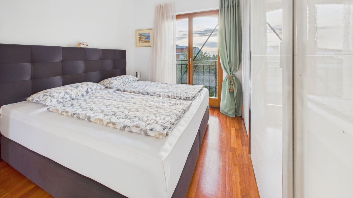 VABRIGA, PRODAJA TROSOBNEGA STANOVANJA S POGLEDOM NA MORJE