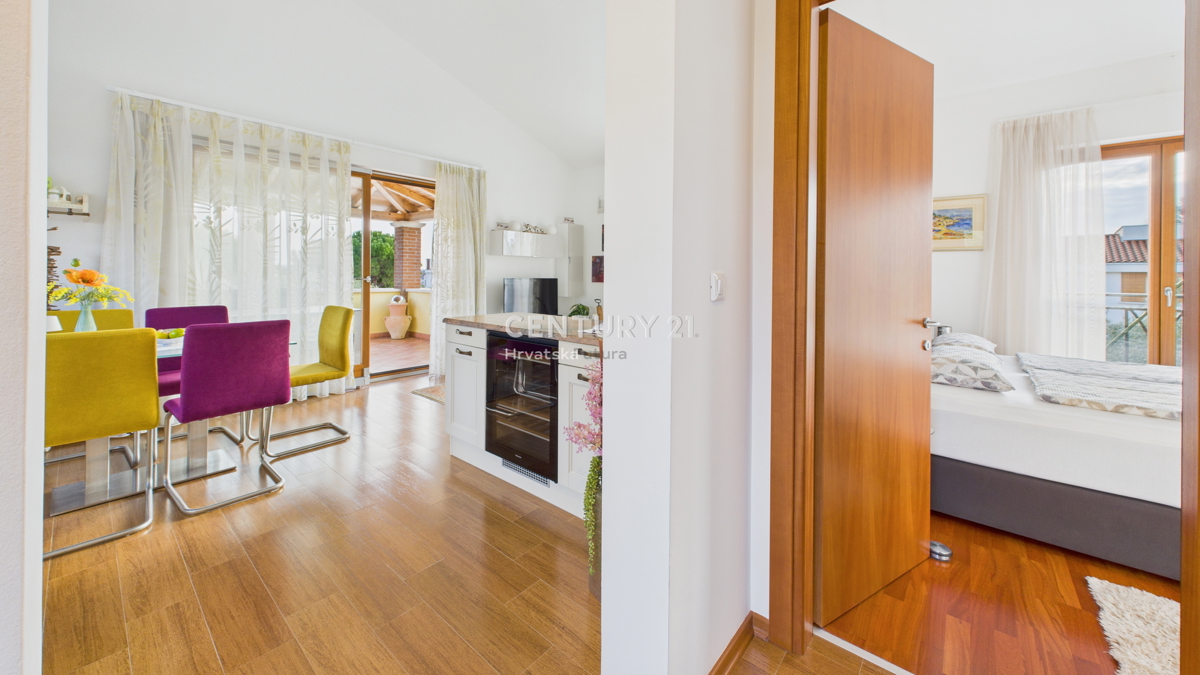 VABRIGA, PRODAJA TROSOBNEGA STANOVANJA S POGLEDOM NA MORJE