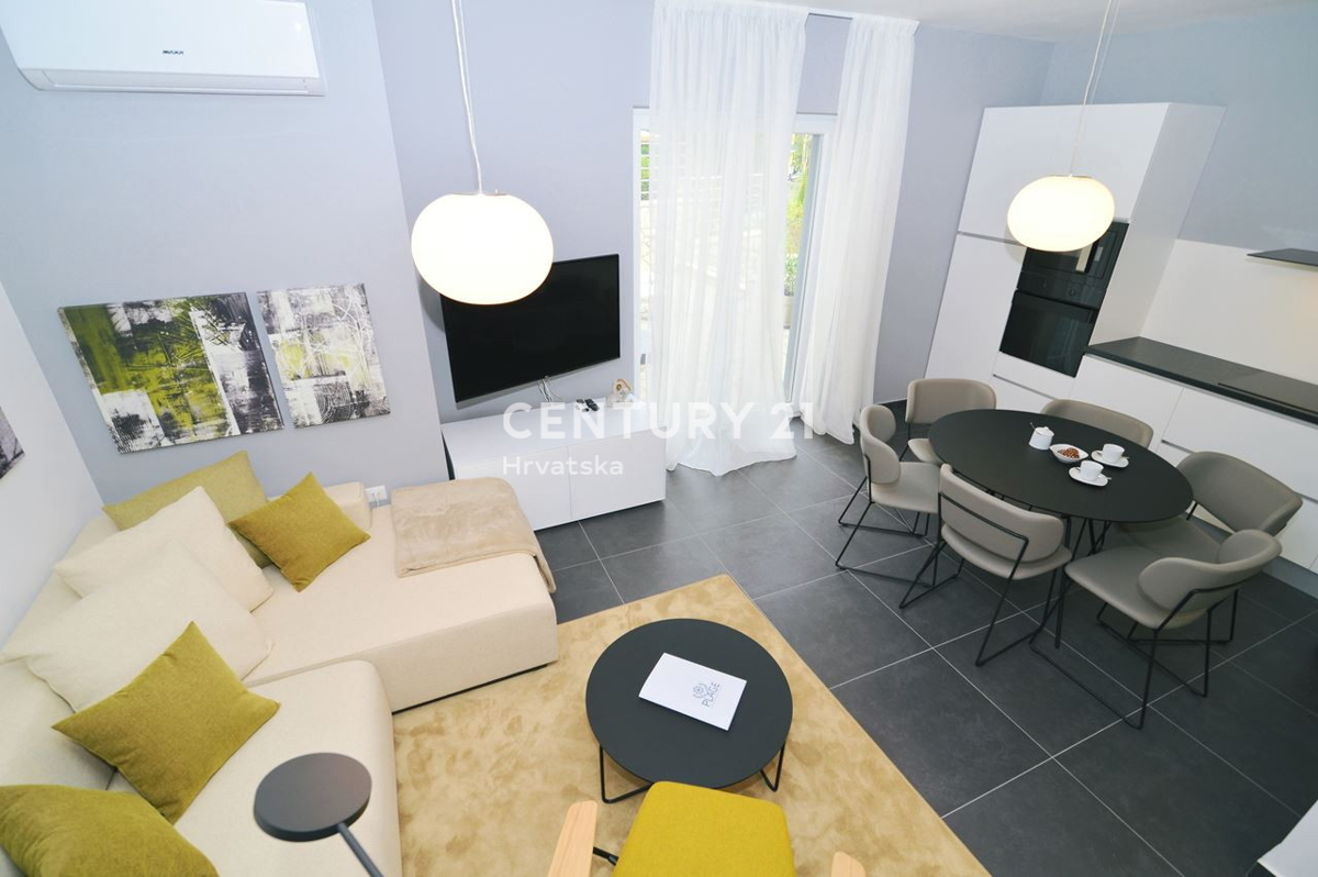 LOVRAN, DVONADSTROPNO STANOVANJE Z RAZGLEDOM NA MORJE, 100 M OD PLAŽE IN 800 M OD STAREGA DELA MESTA