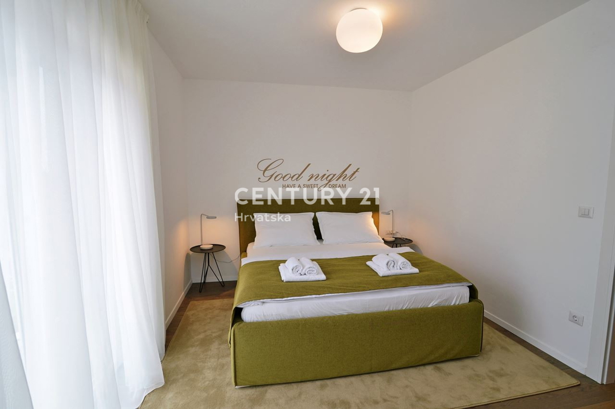 LOVRAN, DVONADSTROPNO STANOVANJE Z RAZGLEDOM NA MORJE, 100 M OD PLAŽE IN 800 M OD STAREGA DELA MESTA