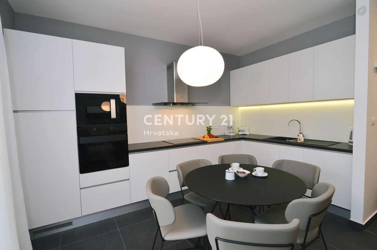 LOVRAN, DVONADSTROPNO STANOVANJE Z RAZGLEDOM NA MORJE, 100 M OD PLAŽE IN 800 M OD STAREGA DELA MESTA