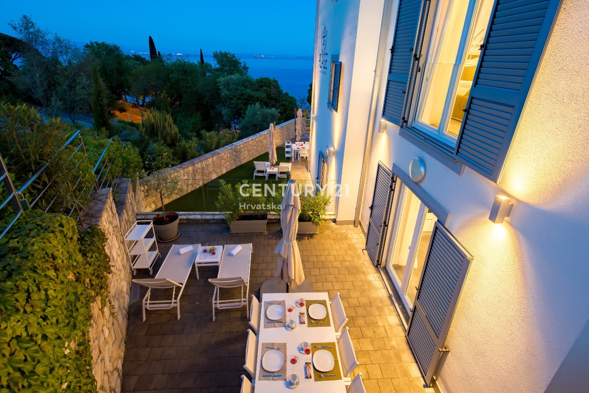 LOVRAN, DVONADSTROPNO STANOVANJE Z RAZGLEDOM NA MORJE, 100 M OD PLAŽE IN 800 M OD STAREGA DELA MESTA