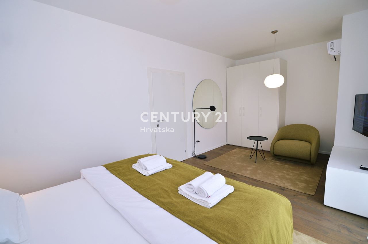 LOVRAN, DVONADSTROPNO STANOVANJE Z RAZGLEDOM NA MORJE, 100 M OD PLAŽE IN 800 M OD STAREGA DELA MESTA