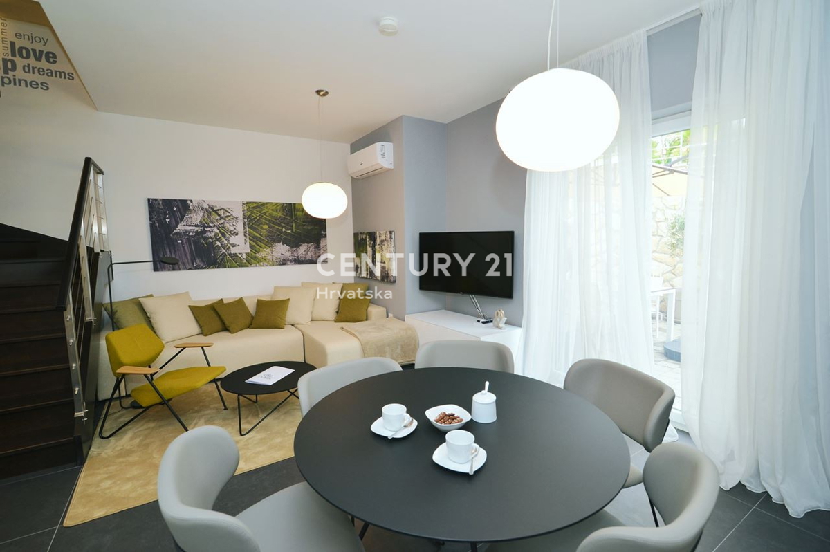 LOVRAN, DVONADSTROPNO STANOVANJE Z RAZGLEDOM NA MORJE, 100 M OD PLAŽE IN 800 M OD STAREGA DELA MESTA