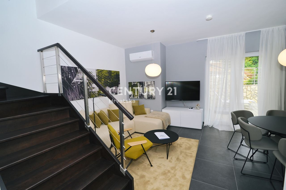 LOVRAN, DVONADSTROPNO STANOVANJE Z RAZGLEDOM NA MORJE, 100 M OD PLAŽE IN 800 M OD STAREGA DELA MESTA