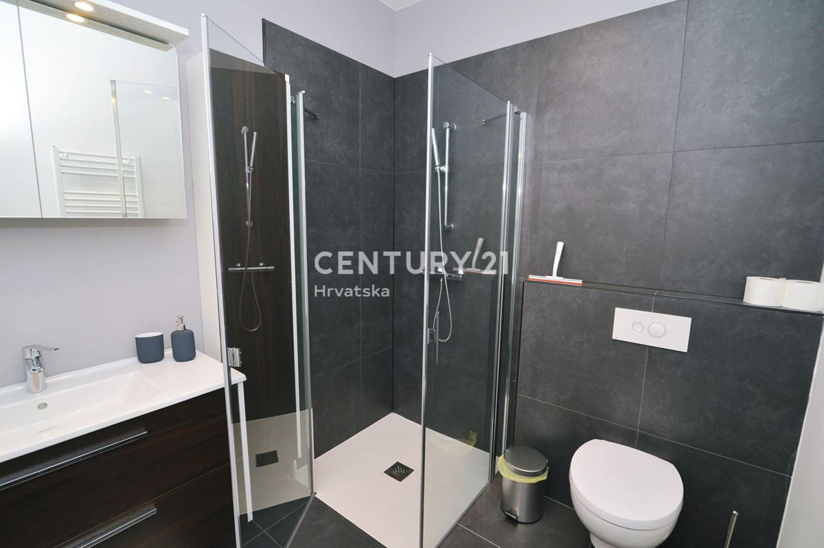 LOVRAN, DVONADSTROPNO STANOVANJE Z RAZGLEDOM NA MORJE, 100 M OD PLAŽE IN 800 M OD STAREGA DELA MESTA