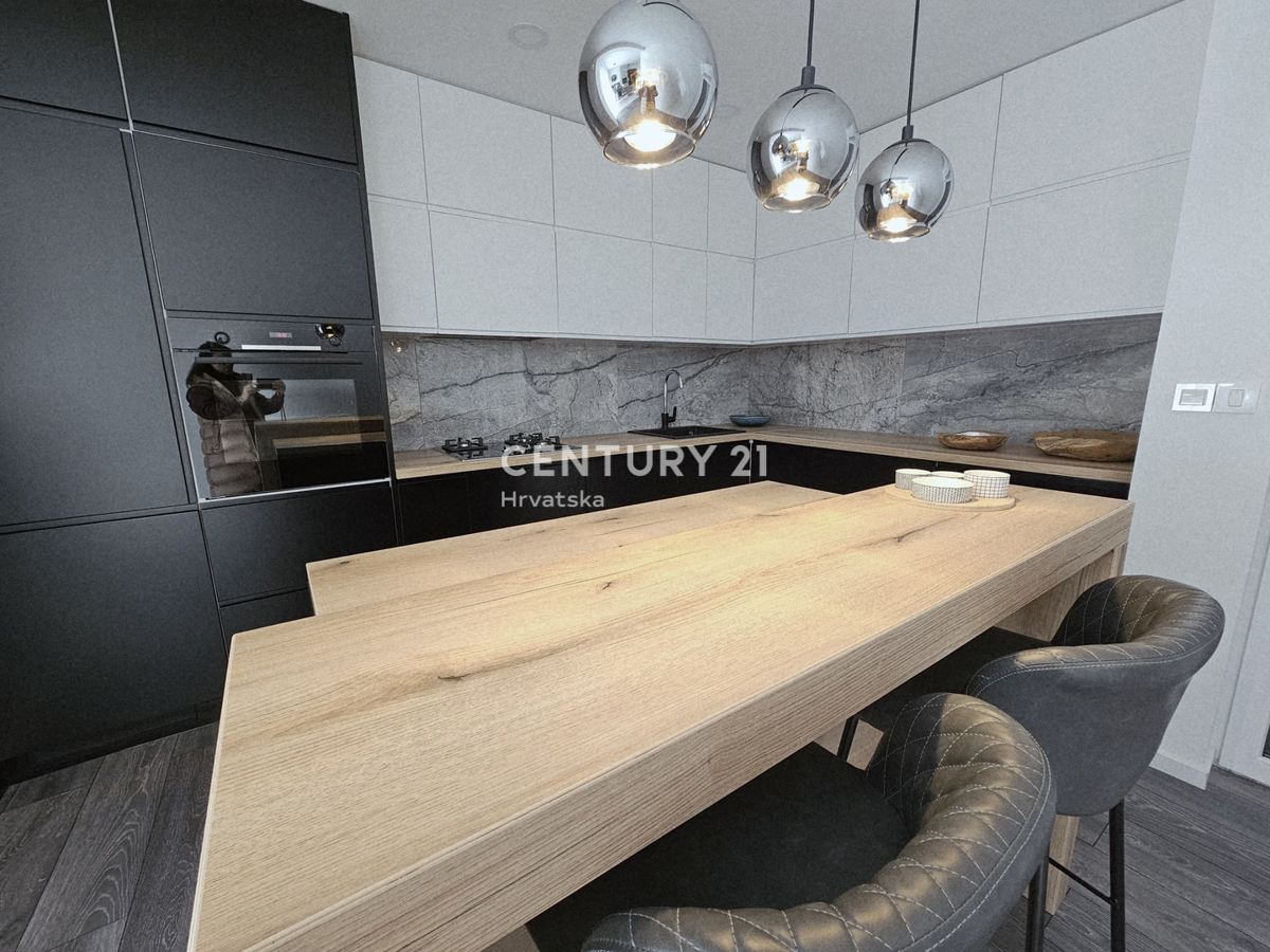 POREČ, TROSOBNO STANOVANJE, 800 M OD MORJA