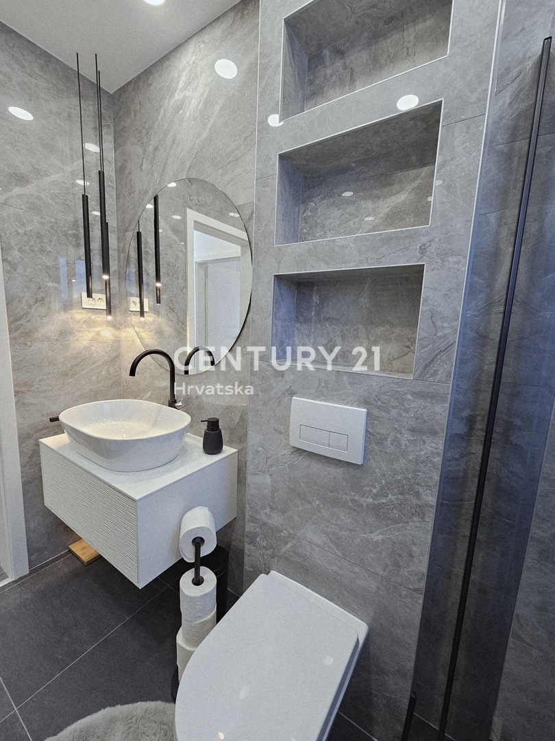 POREČ, TROSOBNO STANOVANJE, 800 M OD MORJA