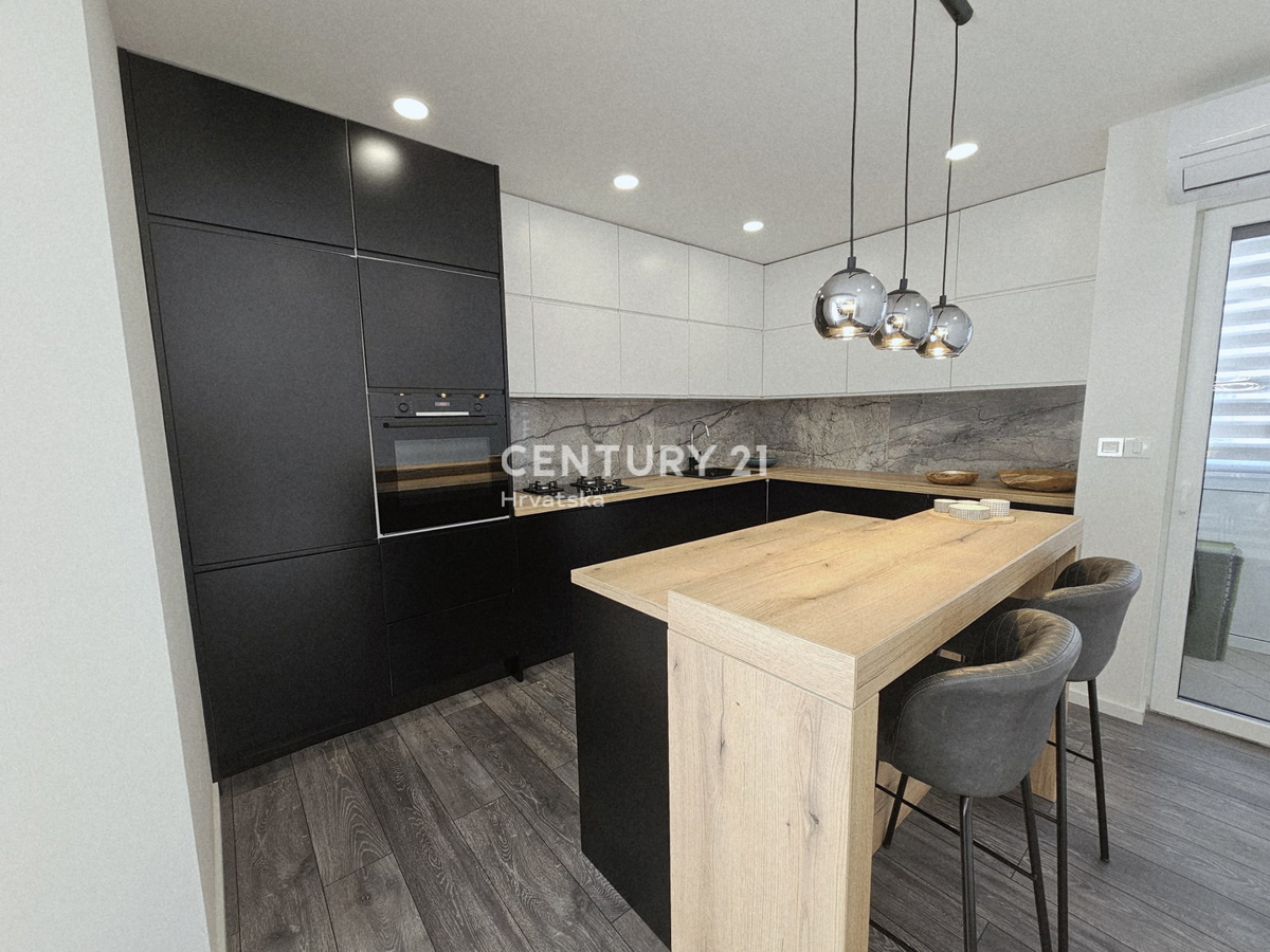 POREČ, TROSOBNO STANOVANJE, 800 M OD MORJA