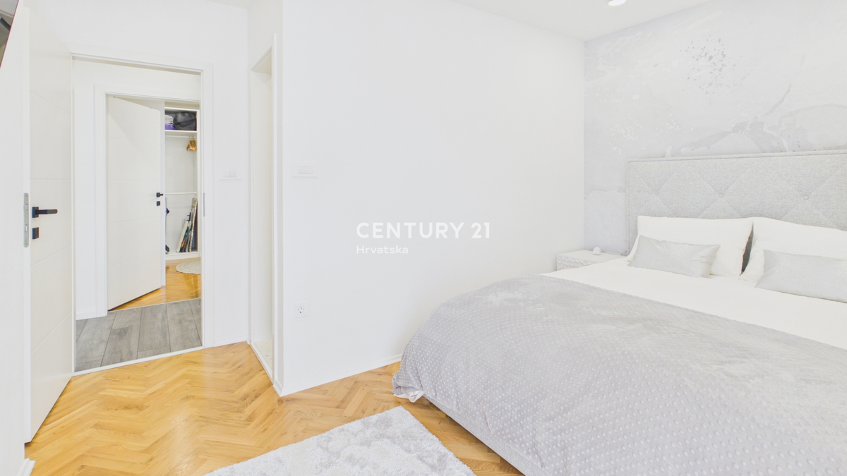 POREČ, TROSOBNO STANOVANJE, 800 M OD MORJA