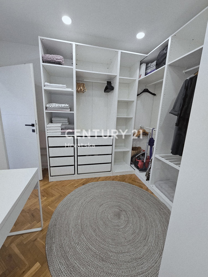 POREČ, TROSOBNO STANOVANJE, 800 M OD MORJA