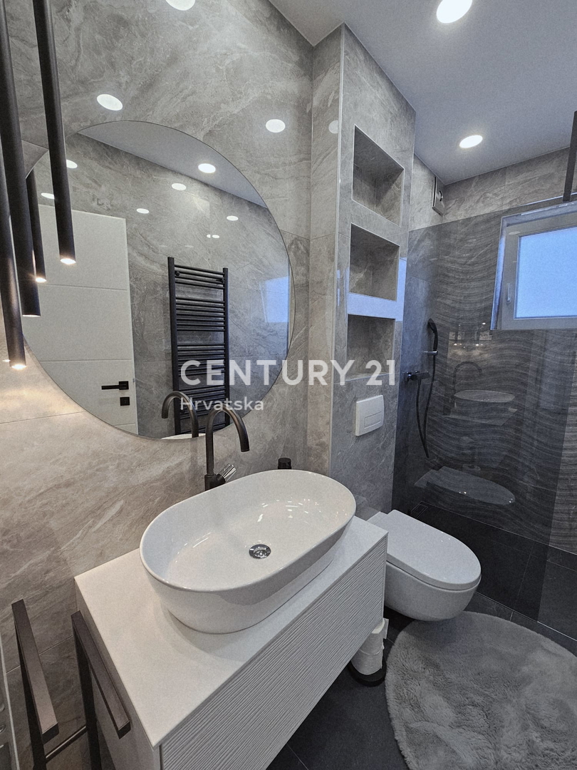 POREČ, TROSOBNO STANOVANJE, 800 M OD MORJA