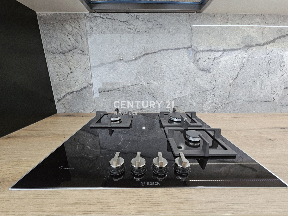 POREČ, TROSOBNO STANOVANJE, 800 M OD MORJA