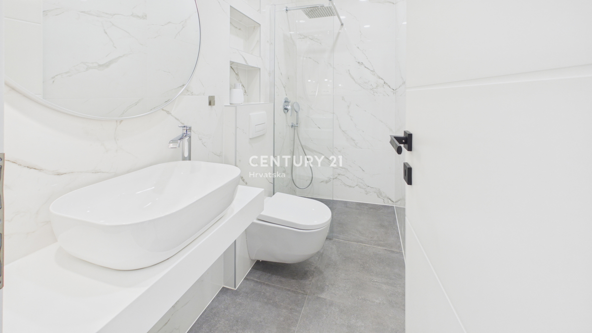 POREČ, TROSOBNO STANOVANJE, 800 M OD MORJA