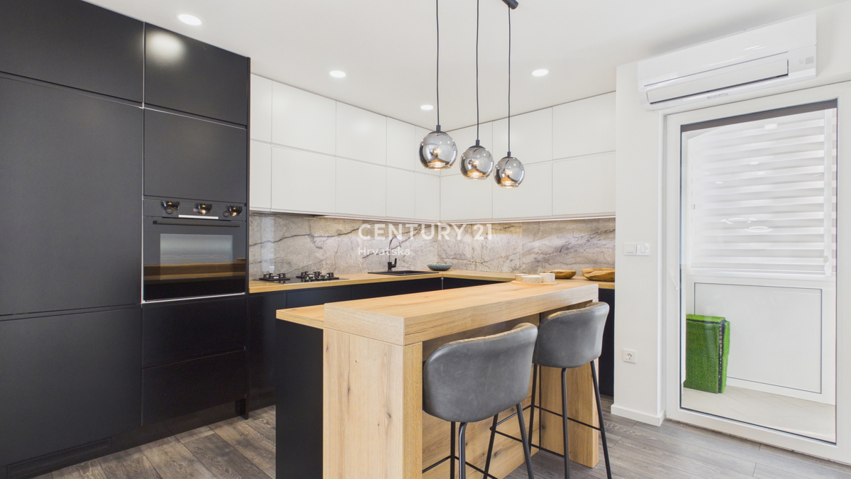 POREČ, TROSOBNO STANOVANJE, 800 M OD MORJA