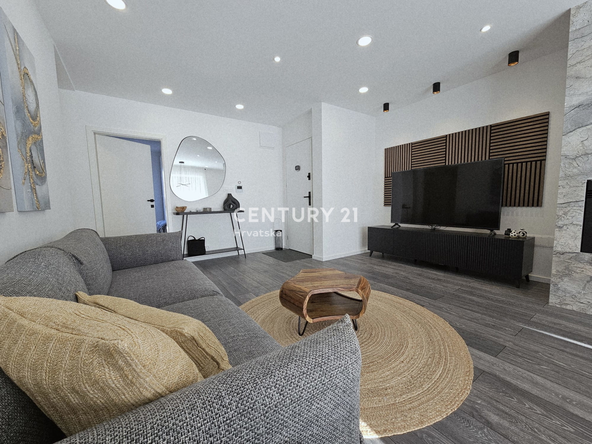 POREČ, TROSOBNO STANOVANJE, 800 M OD MORJA