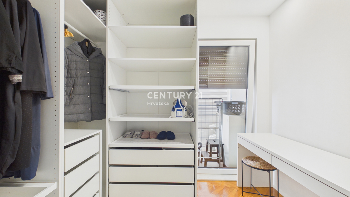 POREČ, TROSOBNO STANOVANJE, 800 M OD MORJA