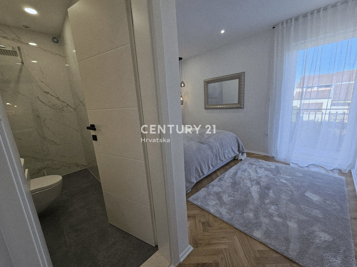 POREČ, TROSOBNO STANOVANJE, 800 M OD MORJA