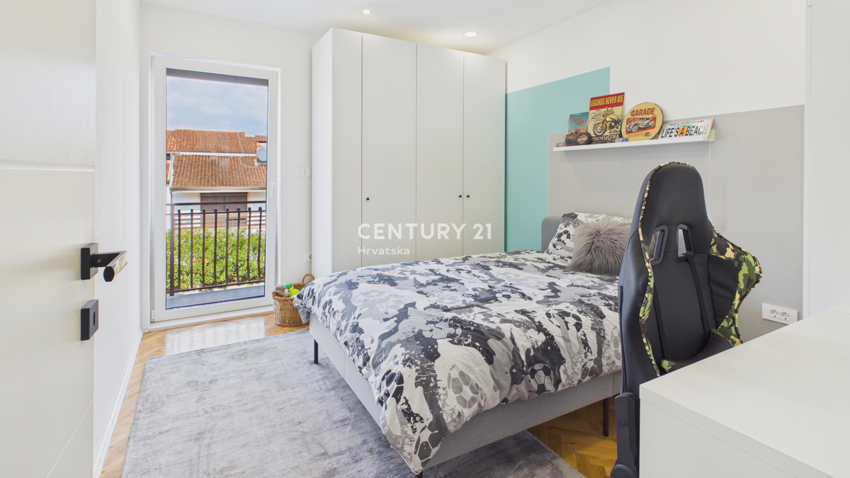 POREČ, TROSOBNO STANOVANJE, 800 M OD MORJA