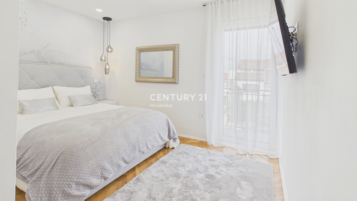 POREČ, TROSOBNO STANOVANJE, 800 M OD MORJA