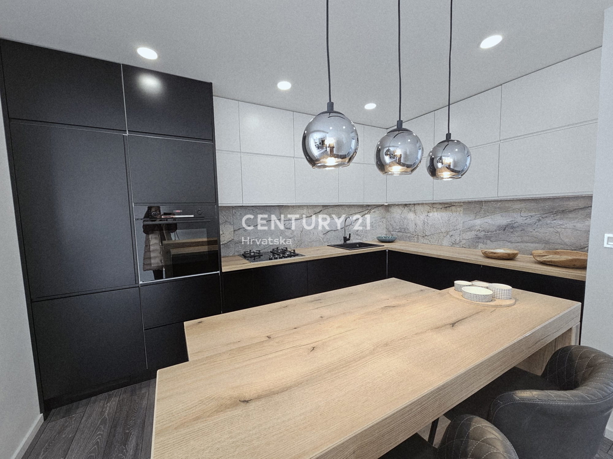 POREČ, TROSOBNO STANOVANJE, 800 M OD MORJA