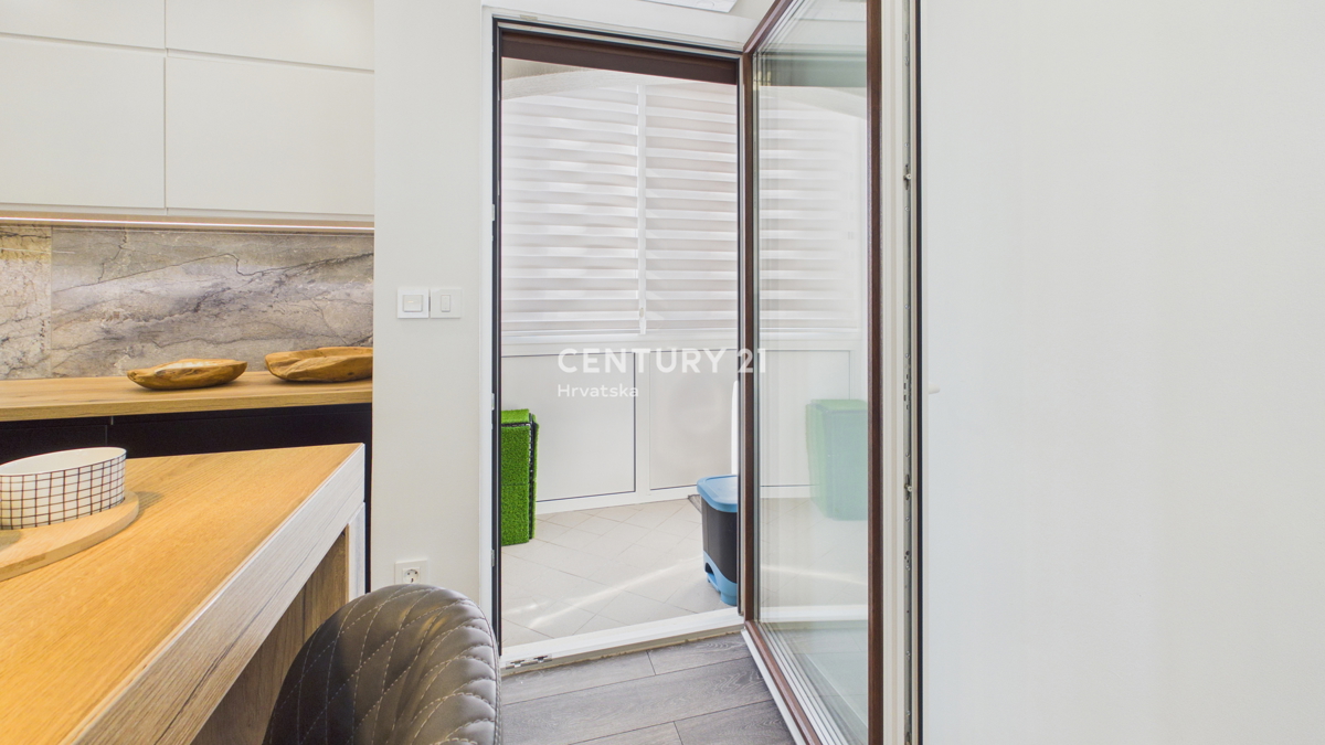 POREČ, TROSOBNO STANOVANJE, 800 M OD MORJA