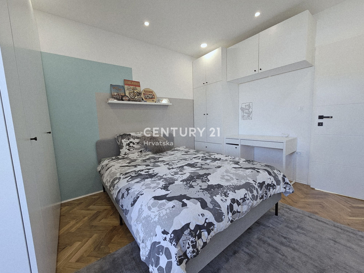 POREČ, TROSOBNO STANOVANJE, 800 M OD MORJA