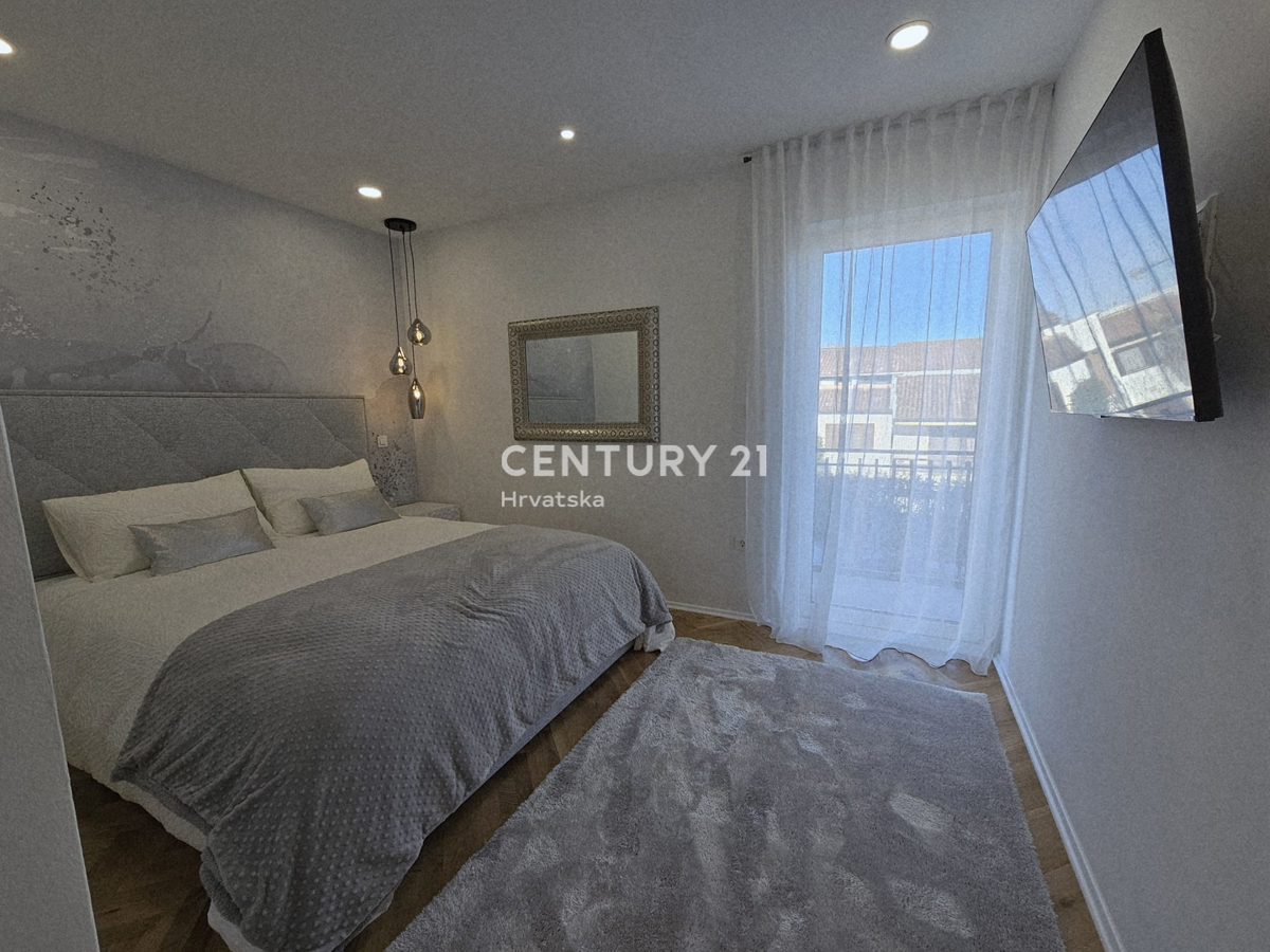 POREČ, TROSOBNO STANOVANJE, 800 M OD MORJA