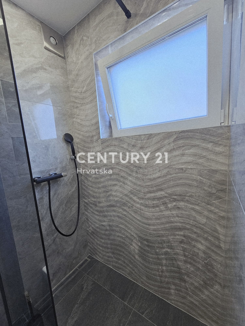 POREČ, TROSOBNO STANOVANJE, 800 M OD MORJA