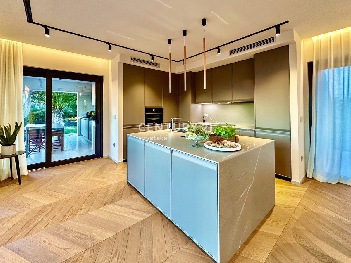 POREČ, OKOLICA - EKSKLUZIVNA VILA S PANORAMSKIM RAZGLEDOM NA MORJE